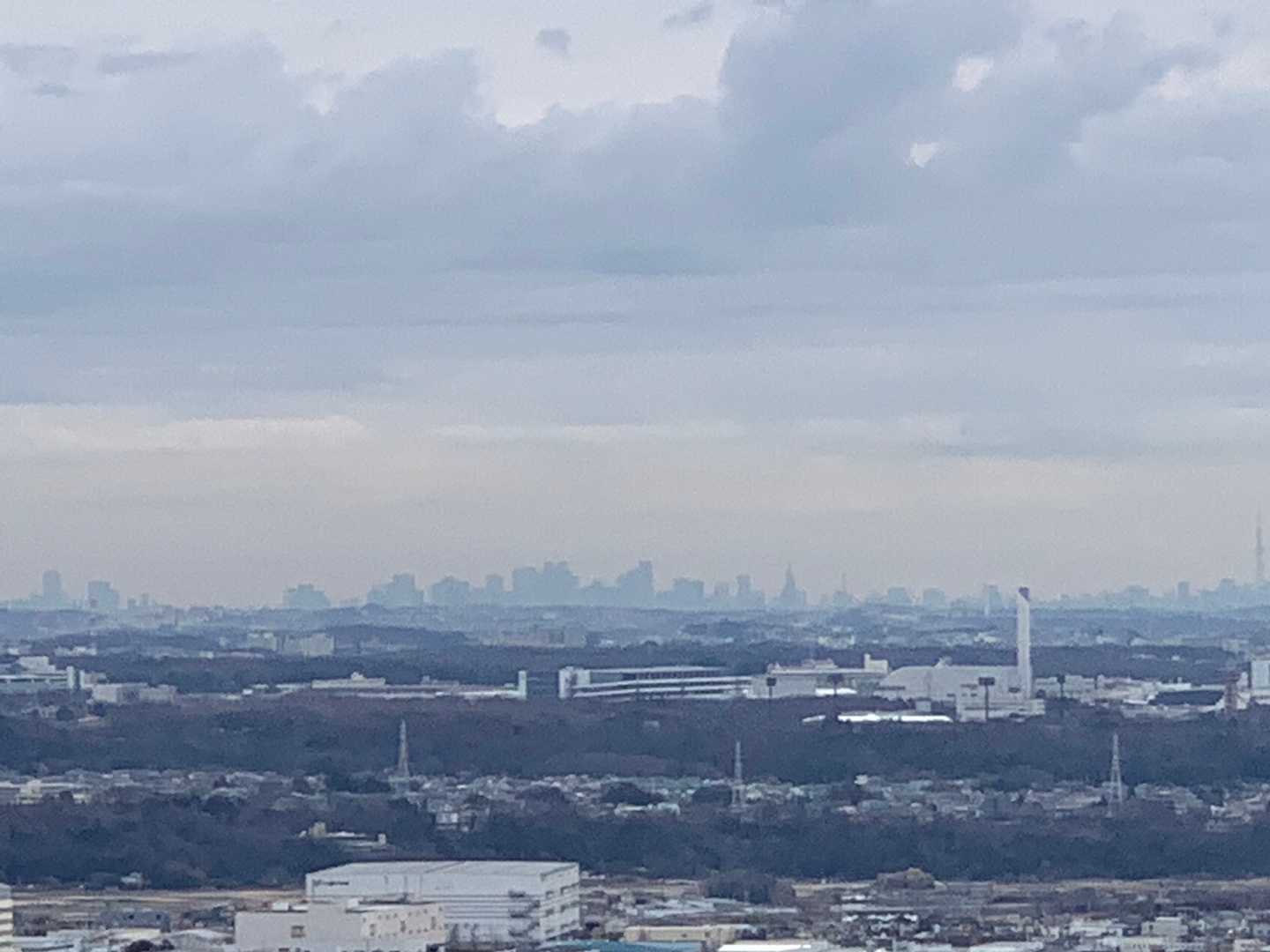東京方面。
高曇りで、結構遠くまで見えました。