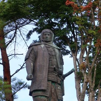 お土産店のお母さんが「ここなら足まで全部入るよ！」ってお店の軒下で撮るのが良いって教えてくれました。
ありがとうございました。
なかなかイケメンですね😆