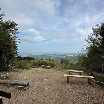 数年前に登ったときより、ベンチの数が増えていました。視界も開けたように思います。