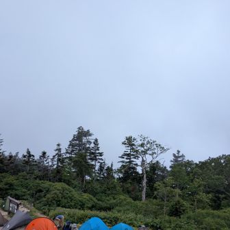 西穂山荘に帰着。来た時と同じ蝶ヶ岳方向を撮っているのですが…。