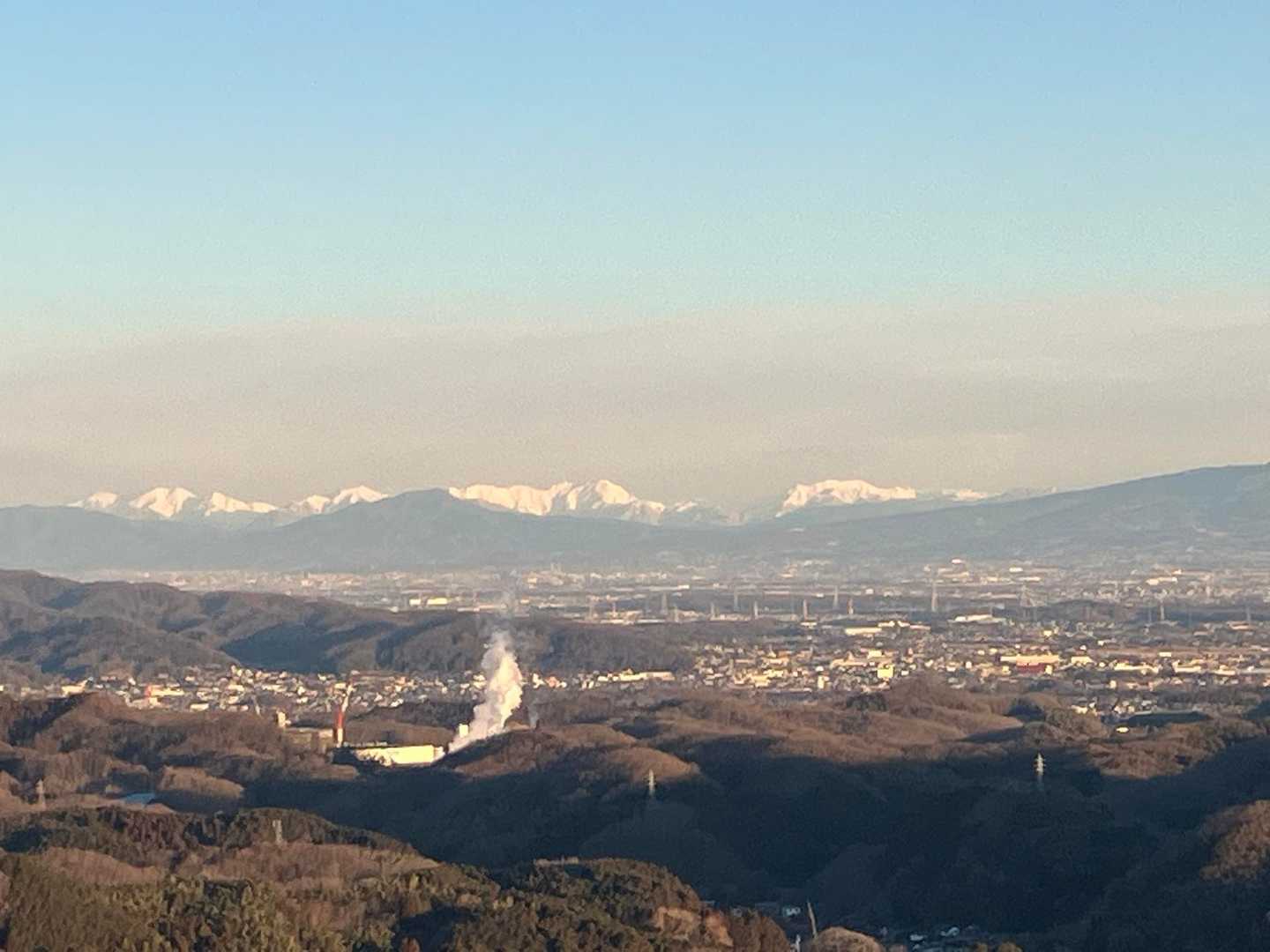 谷川岳や仙ノ倉山などの雪山がはっきり見えます。