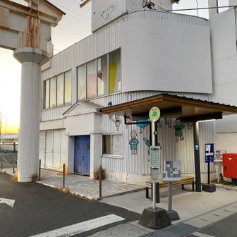 草壁港バス停に到着