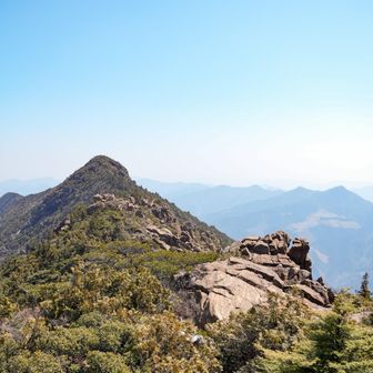 八巻山から望む東赤石山