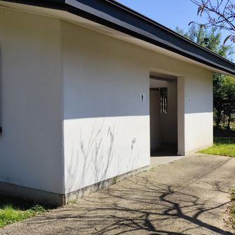 植物園内にトイレだけの建物もあり