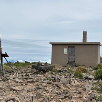 山頂にとうちゃこ
建物は避難小屋