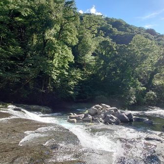 折り返し地点、広河原で撮影中に、
携帯に、ビービー
緊急地震速報！　ヤバい
崖から離れ、河原の真ん中へ移動