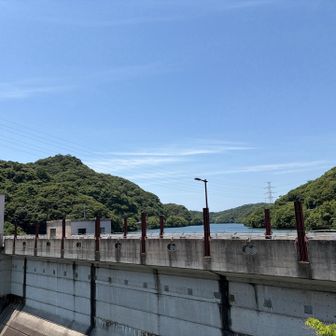 ダムを眺めながら少し休憩して三日月山へ向かいます