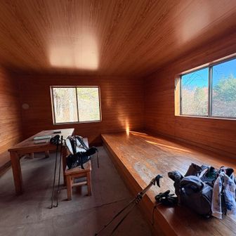 とてもきれいな黍殻避難小屋は外にトイレあり