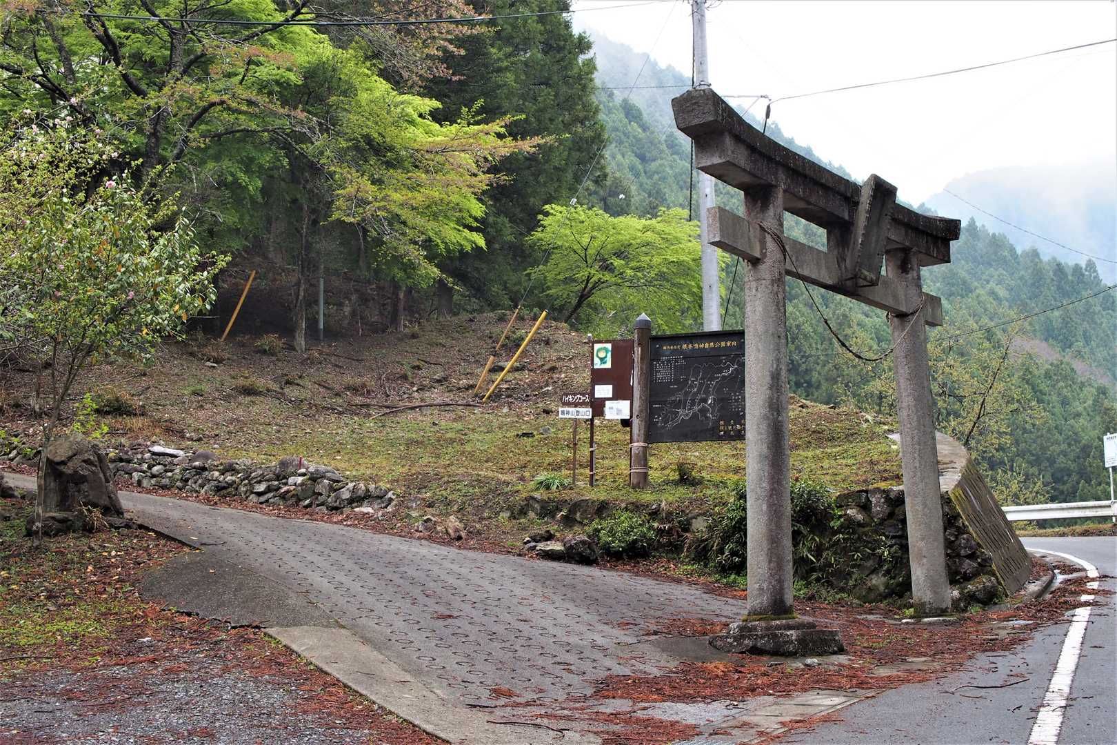 木品登山口に駐車（トイレはありません）