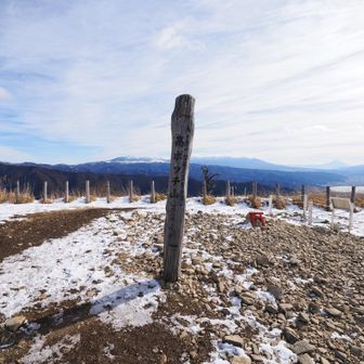 標高1665mの高ボッチ山に登頂。