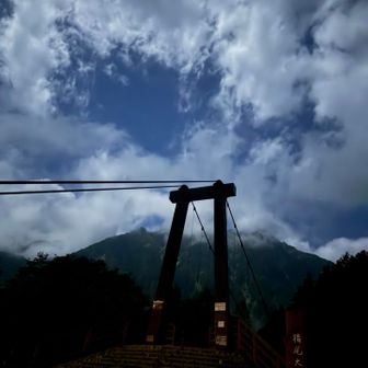 夜雲をバックに横尾大橋。星空見たかった。