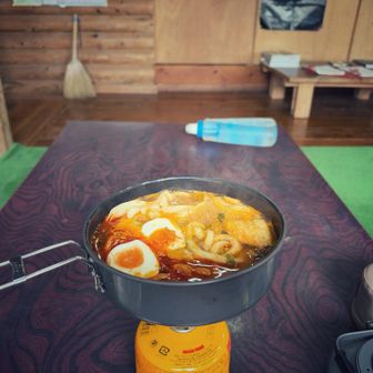 小屋でのんびりランチ