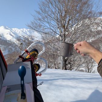 ハンモックは木があればどこでも休める説。もとい、柱になるものを作れば無敵説。
湯殿山から姥ヶ岳、歩いた稜線を眺めながら。

そろそろチーズケーキじゃないもの食べたいな〜