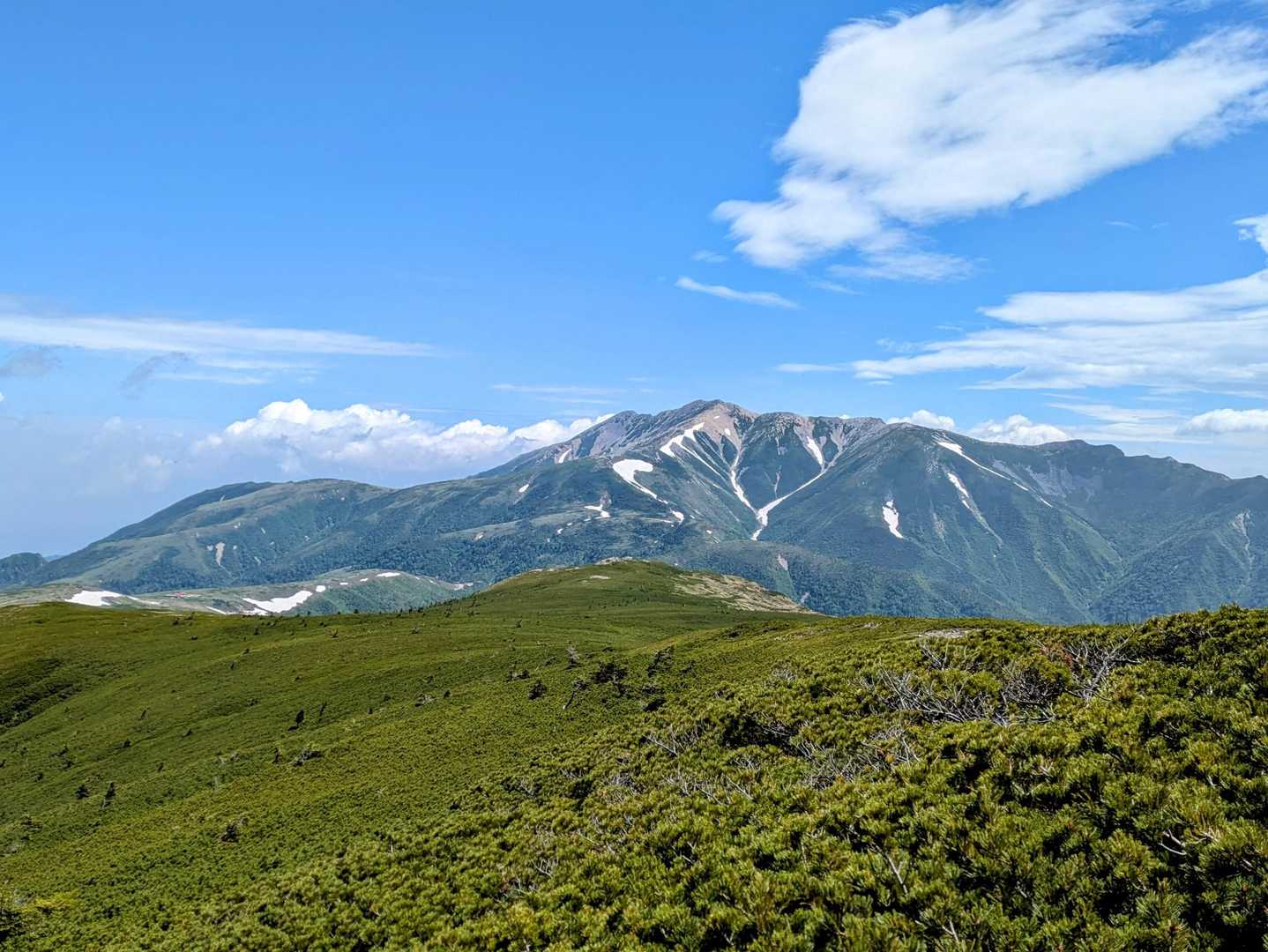 北アルプスの女王、薬師岳⛰️
薬師岳へ登りたくて登山始めて、半年後には念願の登頂✨
それから毎年欠かさずお礼参りに登ってますが、今回は北ノ俣岳から眺める雄大な山容に見惚れてしまいました🥹💡
見る角度によって同じ山でも全然違いますよね♪
今日の名峰群の1番は薬師岳だと思いました☝️✨