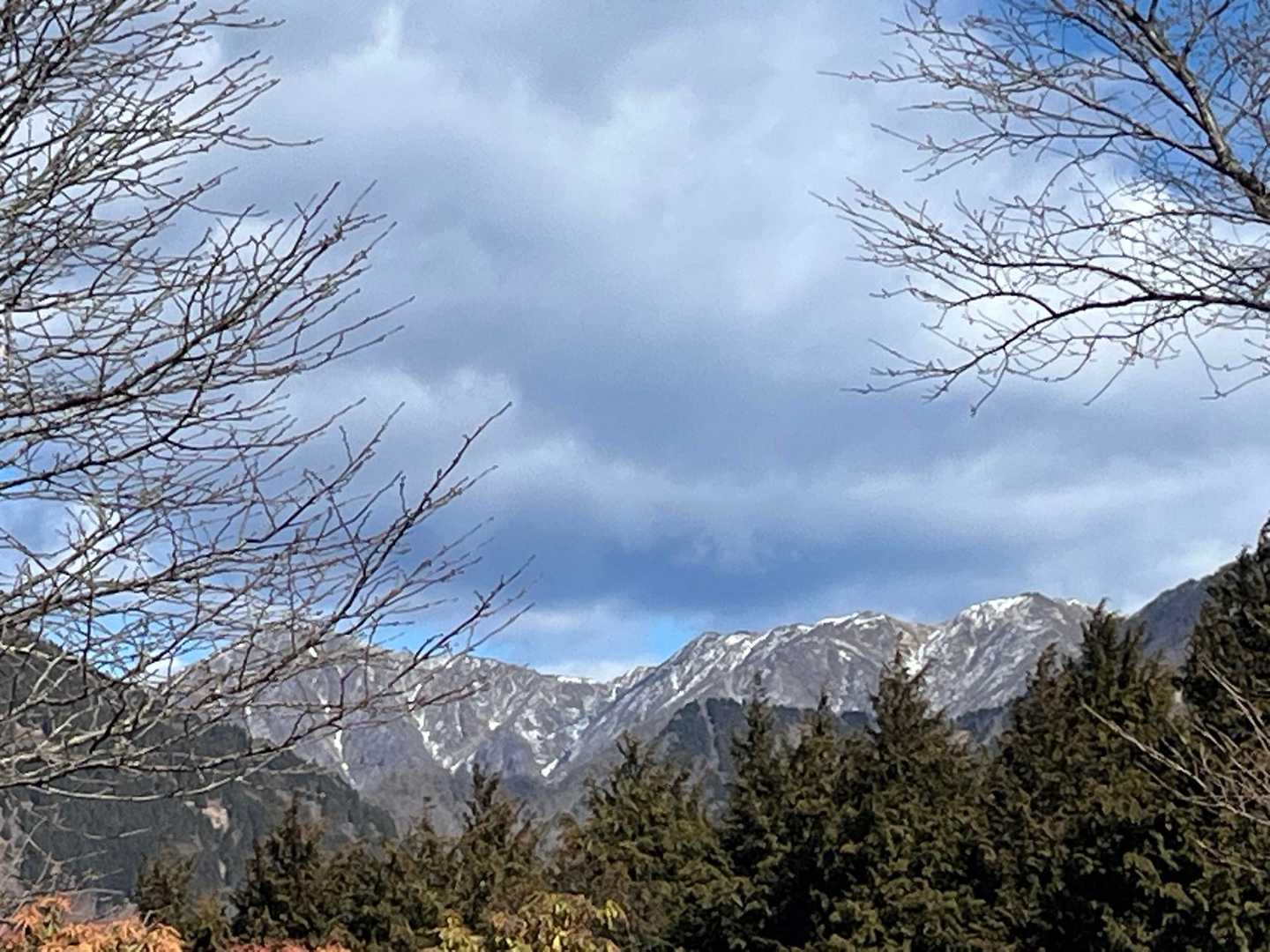 蛭ヶ岳から丹沢山は雪がまだ残っていそうですね