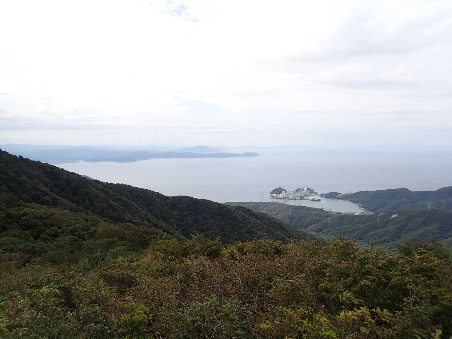 かもしか台からの眺め
関西電力美浜発電所が見える。