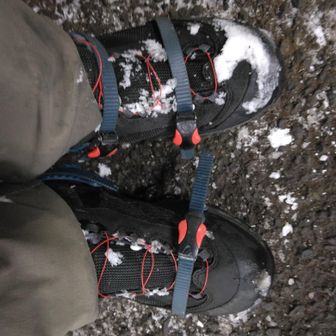 ロープウェイ乗り場にて。登りはアイゼンなしで登ってきました。登り時に下りはロープウェイ使おうかと思ったりもしていました。が、登り時に一面雲の曇り空の風景しか観てない。で、下山時は青空を逆ルートで観たい。歩いて下山することに。。。それにタオルも探しに行かないとー。
そんな理由も附属させ『代金ケチる』のでした。あは。