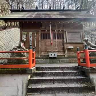 蓑山神社の狛犬はオオカミ
お参りして先へ急ぎます
この先は急登と看板が出てました。
