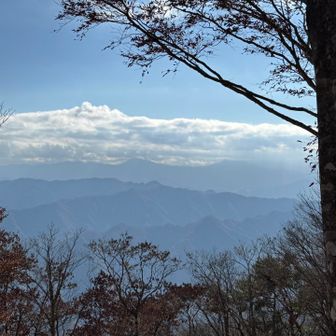 　右手に見えるはずの富士山は雲の中。正面は御正体山。