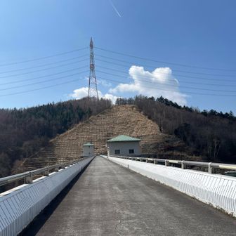 ダム管理事務所を通り、まずはあの鉄塔を目指してスタート