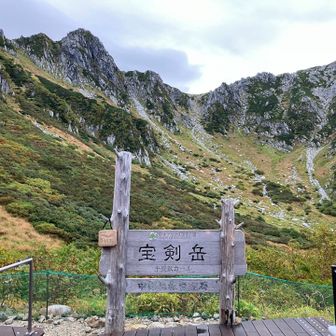 5時台の臨時バスに並び、満員のロープウェイ🚡を乗り継ぎ…すると雨が降り始めてきた🌧️😱
