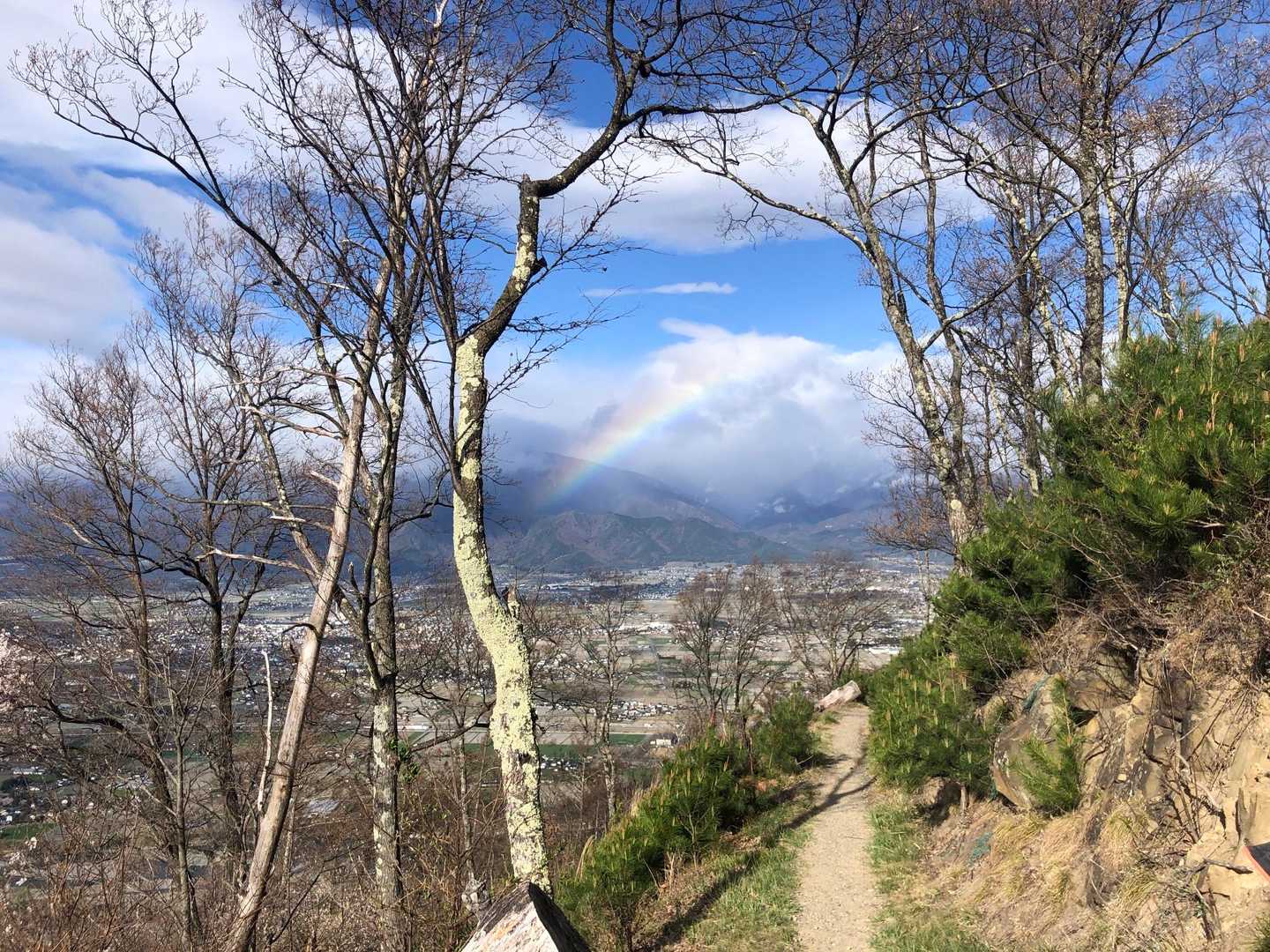 登山道を振り返ると青空と虹。