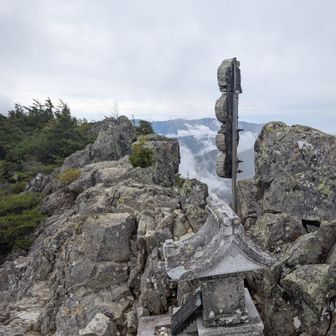 御座山のてっぺんから登山ルートをふり向くとコわ？