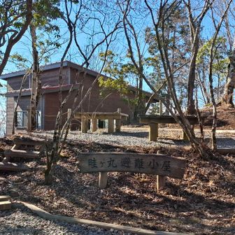 畦ヶ丸避難小屋。中もきれいでした。