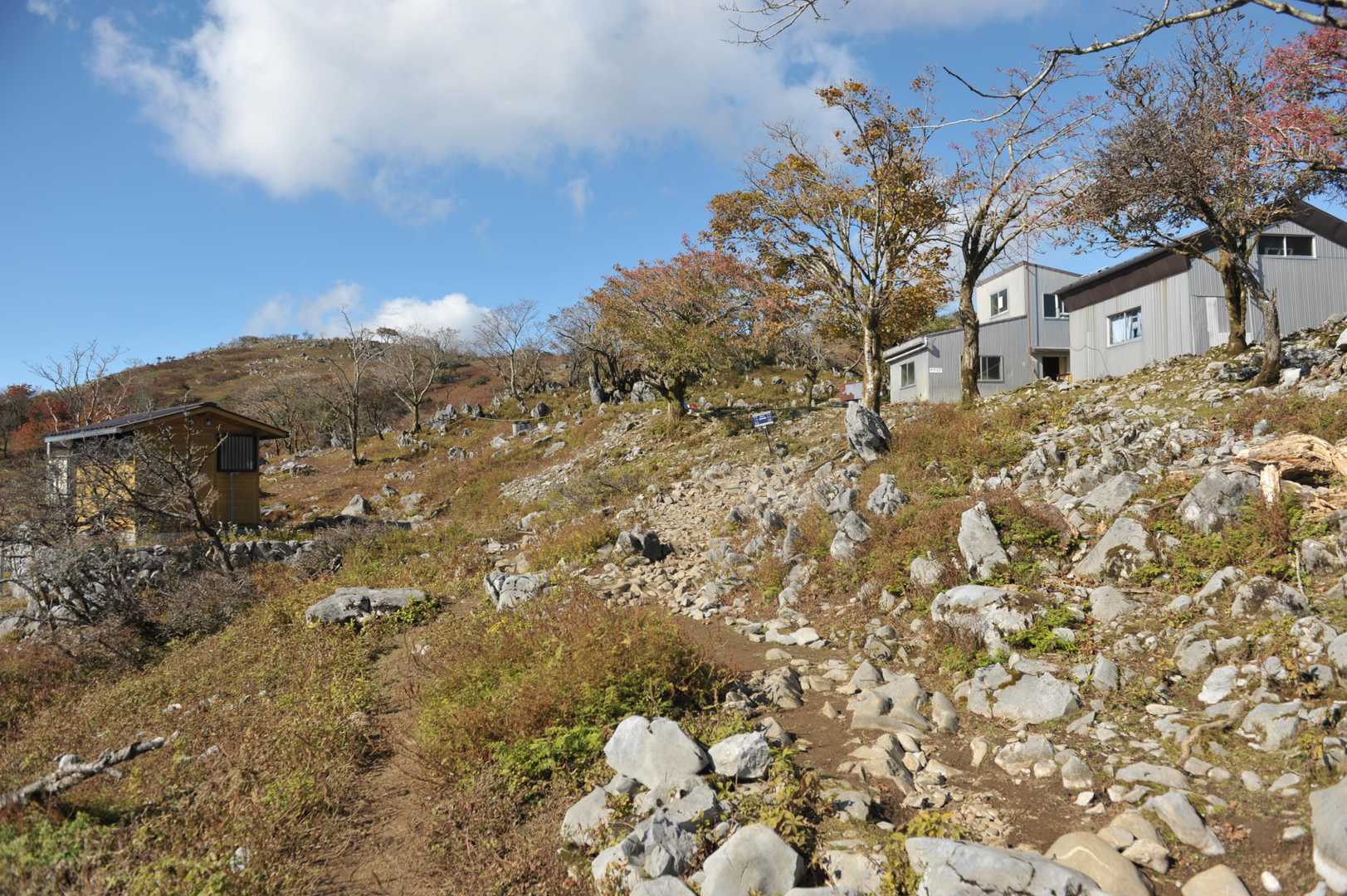 藤原山荘に到着です。標高1,090m。きれいなトイレもありました。
ここが藤原岳と天狗岩との分岐。
