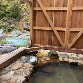 赤湯温泉。鉄分の匂いがするいいお湯。５００円
。女子風呂はまわりが囲まれて、外から見えないが、男子風呂は開放的で丸見え。夜は入れ替わる。洗い場なし。お湯にゆっくりつかる。最高！！