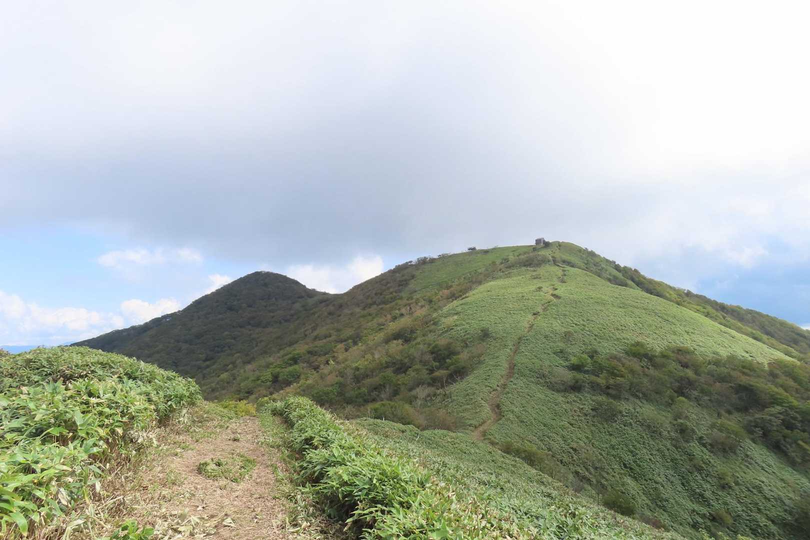 那岐山方向
これから歩く道も好き（往復なのでこれも歩いてきた道だけど、進む道ってことかな）

歩いた道と歩く道を眺めて楽しんだ