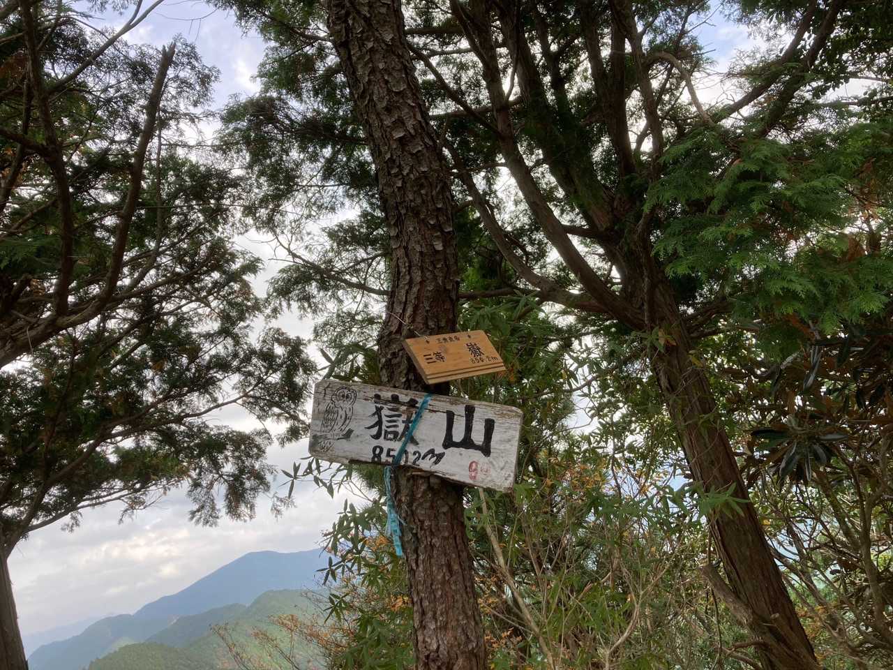 急登、難所を乗り越えて到着。嶽山さんは凄い山でした。