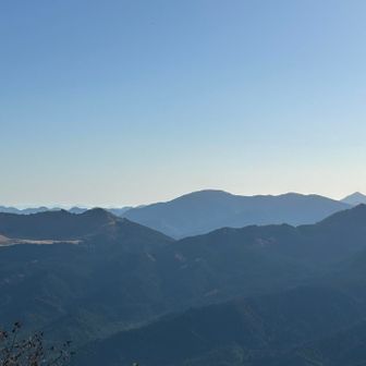 曽爾高原の右には古光山。古光山の奥の三角は三峰山かな？(と思ったけど、違うみたい💦)