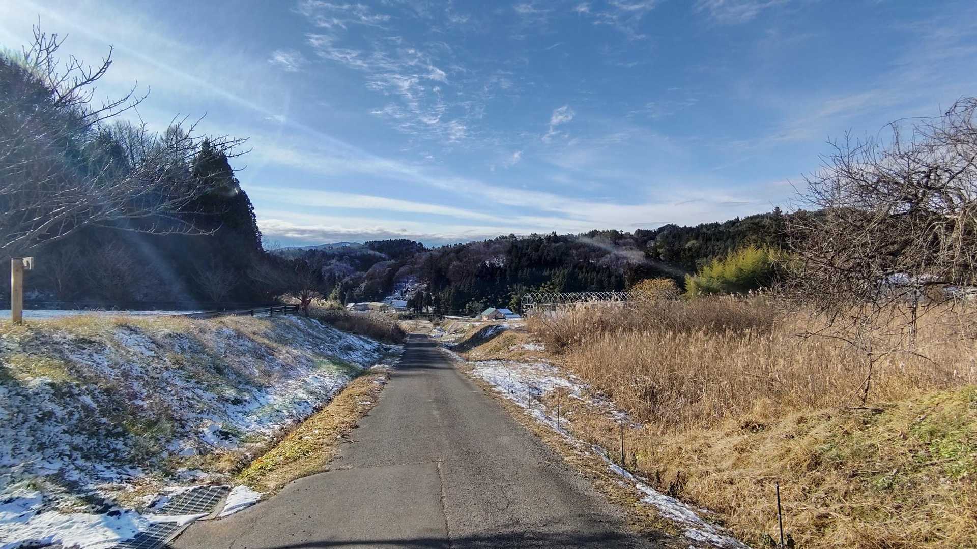 暖かくなりそうな10時から歩き始めます♪
駐車場には、車が1台だけ止まっていました。