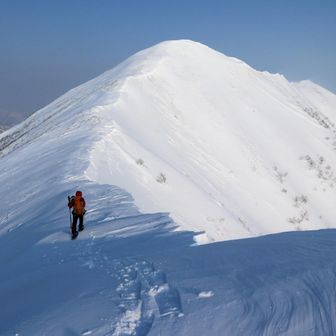 幌別へ
トヨニ~幌別間は風は強め🌪️地吹雪の中かなり厳しい状況でしたが、後方からの仲間の姿が頼もしい✊

油断したらペットボトル飲み口凍ってました
ザックには別なボトルありましたが
ストックの先で貫通対処😂飲めました