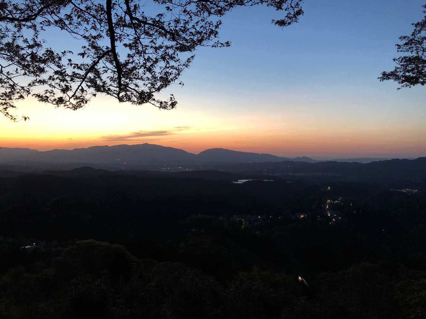 街の灯りが灯し始め