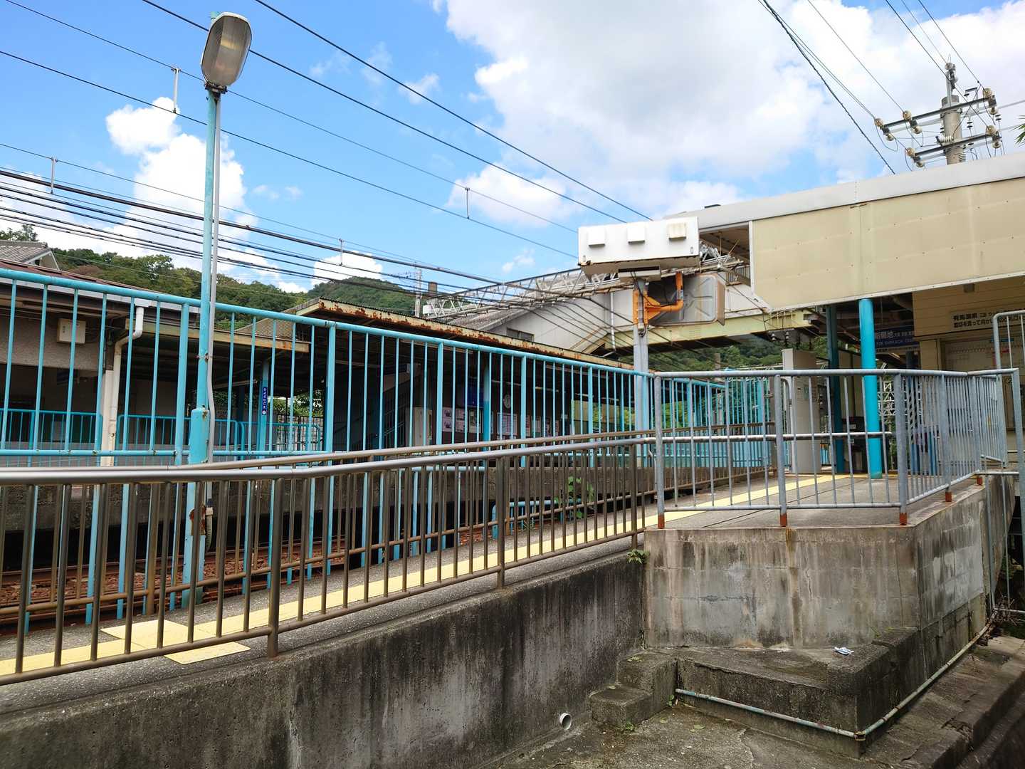 鵯越駅。

線路を渡って進もうとしていたら地元のおじさんが「山やったらそっちやない、こっちや」と駅横の細い道を教えて下さいました。また道を間違えるところでした。