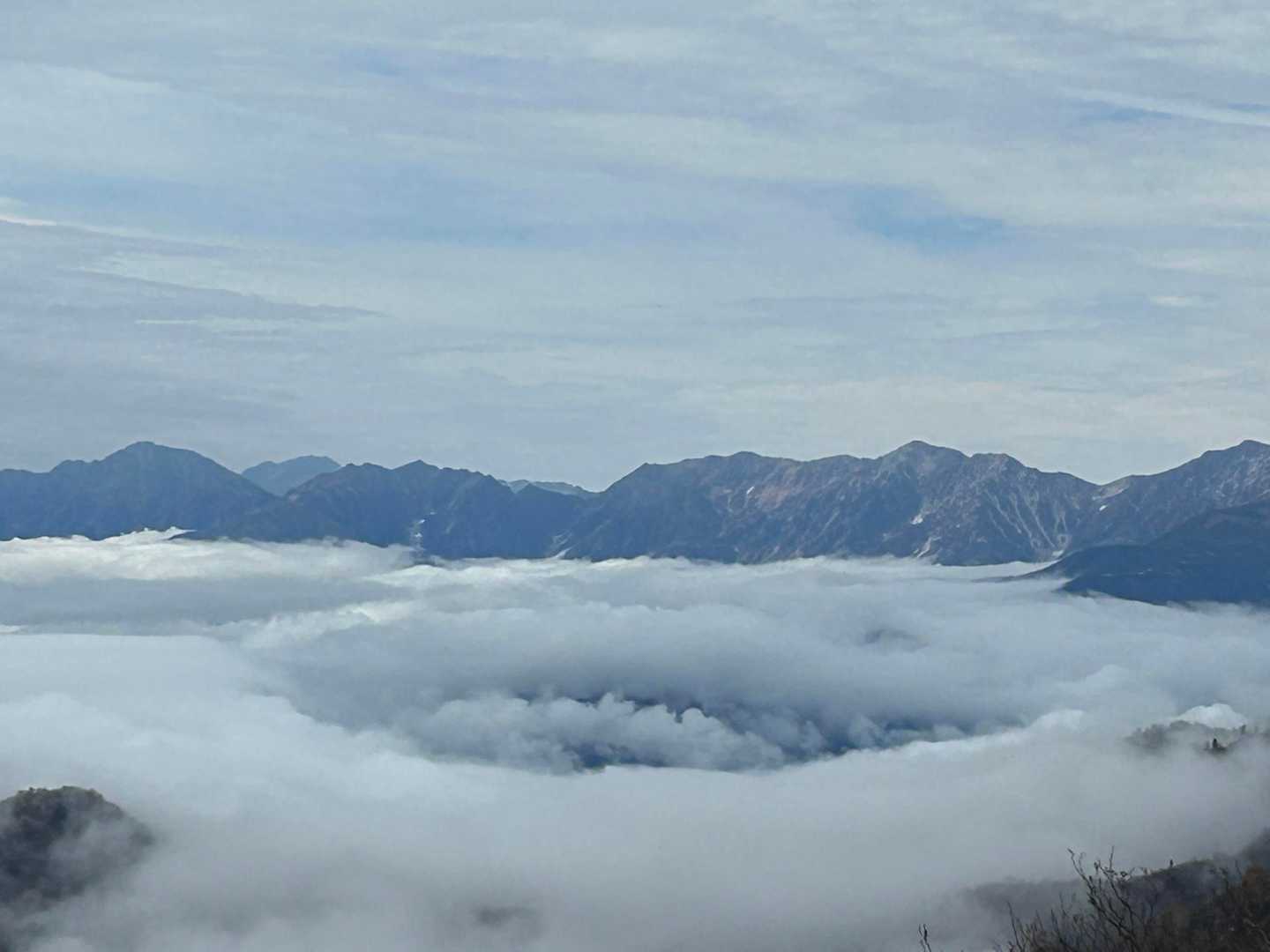 何コレ〜
雲の落とし穴みたいですねw
バックには後立山連峰がクッキリ😍