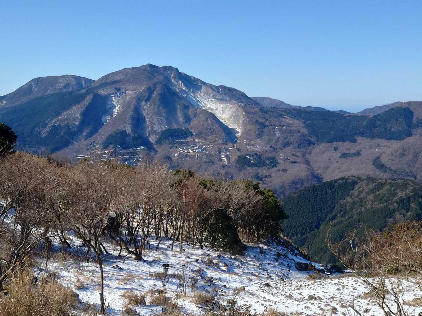 昨日登った神山と駒ケ岳が観えます