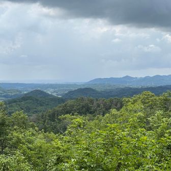 小舟富士山頂からの眺望。山頂広場にあった案内図によると、日光連山、高原山、那須連山、富士山が見えるそうですが、いまいちの天気のためか、今回はいずれも見えませんでした。