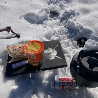温かいラーメン🍜
珈琲に甘い菓子パン☕️
足がだいぶ冷たいので、鈴ヶ岳行くのはやめて
茶野でのんびり