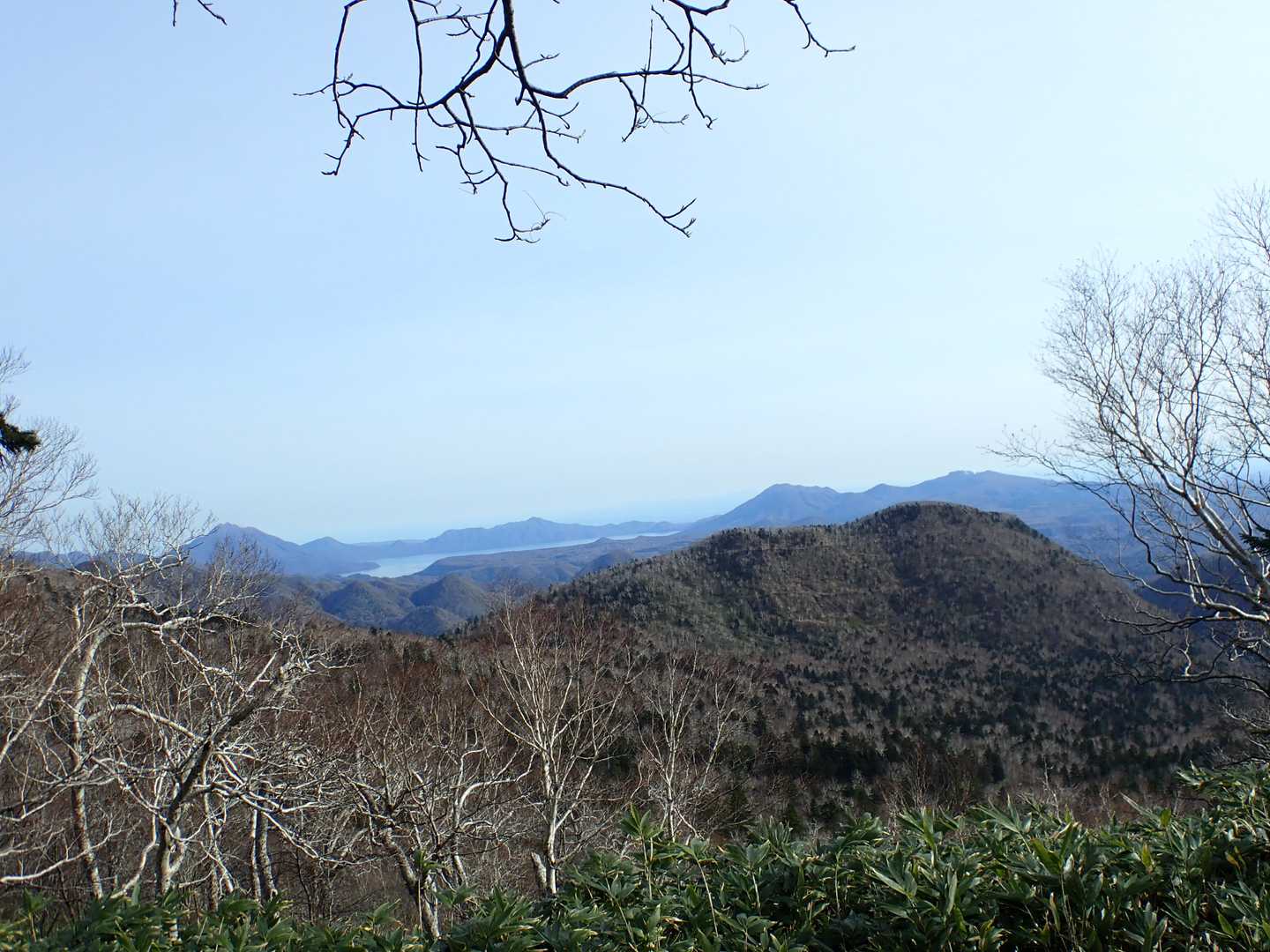 支笏湖を挟んで風不死岳と恵庭岳