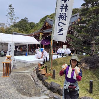 でも、大満足の登拝でした🥰
お餅も美味しく頂きました😋
帰りの参道で、日本酒と奈良漬けを購入😋