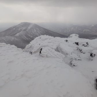 安達太良山山頂(1700m)より
エビの尻尾と和尚山(1626m)