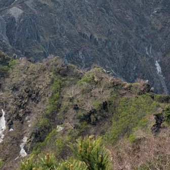 牙岩コース前半の巻き道が見えてます