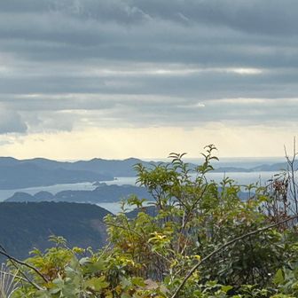 山頂から👀
晴れかと思ってたら曇り空