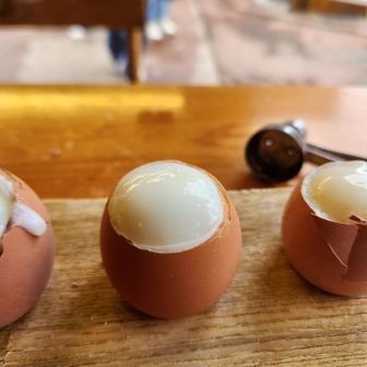 温泉🥚四個中一個だけ上手く殻剥けた(笑)