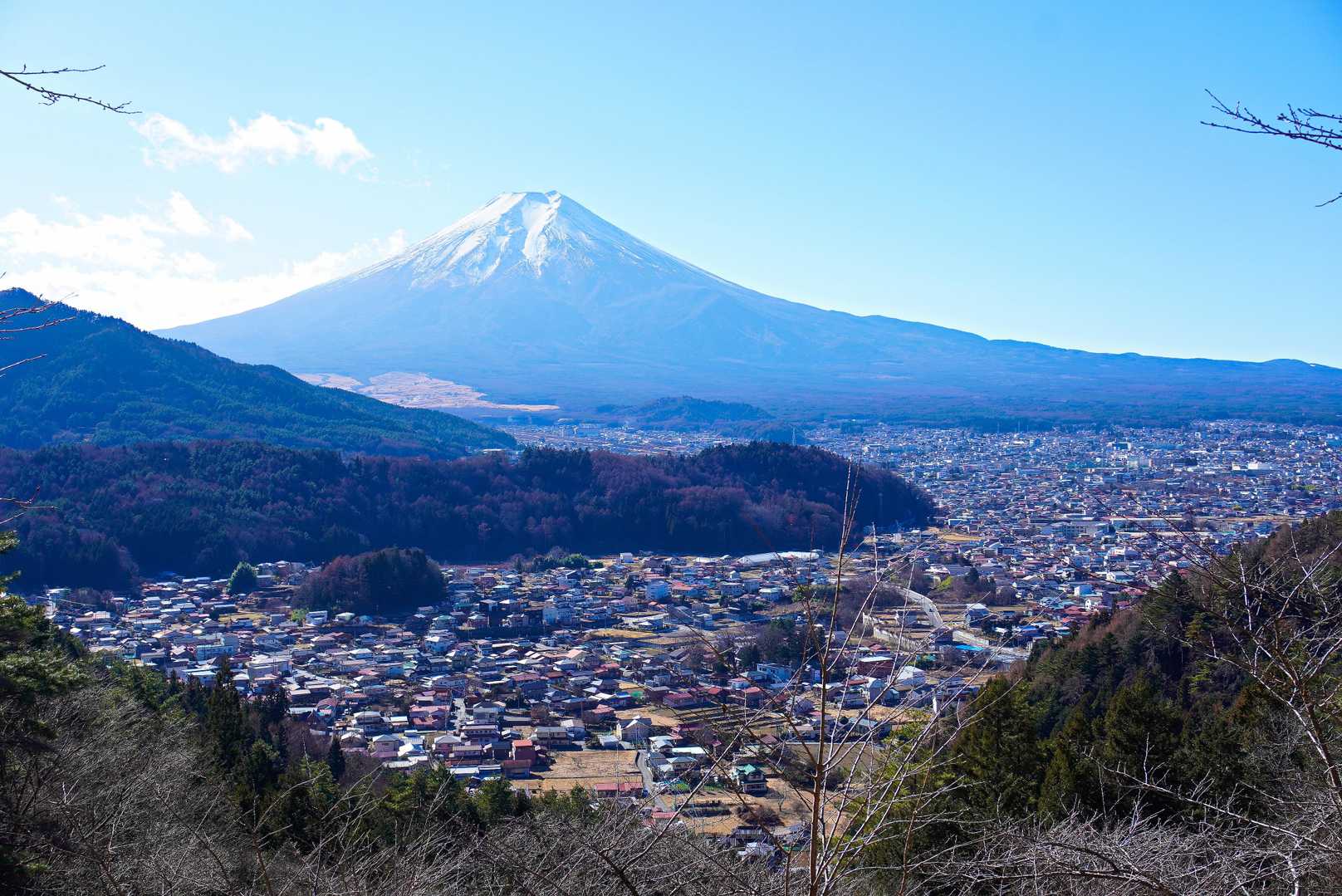 富士山◭と 富士吉田の街並　🏠🏘️