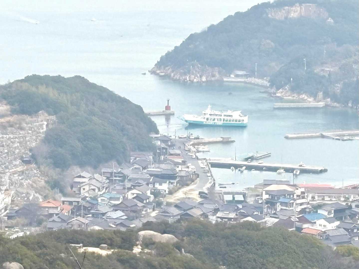 
　フェリーは大忙し
　今日は 運賃無料デーです  ⛴️

　笠岡諸島へ向け 大勢のお客さんが
　島旅を楽しみます 🏝️


