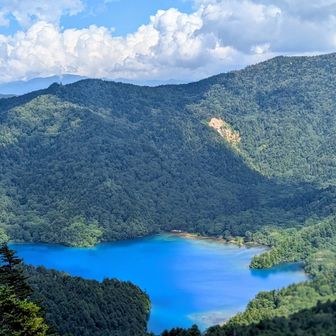 エメラルドブルーの大沼池
酸性が非常に強いらしく透明度抜群で太陽の光によっていろんなブルーが楽しめるらしい